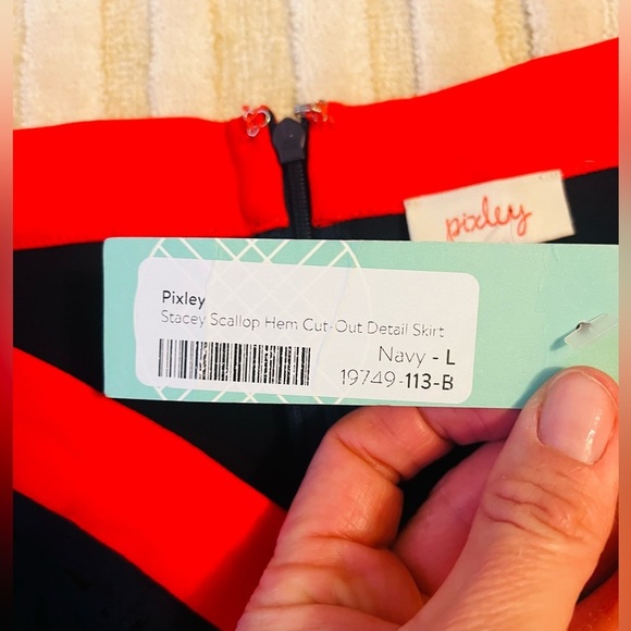Elegant large navy and red skirt by Pixley with scallop bottom - Picture 4 of 5